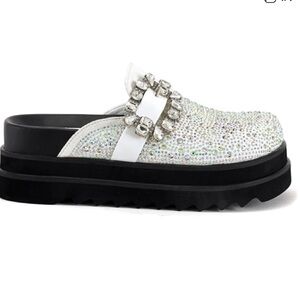 Azalea Wang Desdemona White
Rhinestone Flatform Clog - Size 7